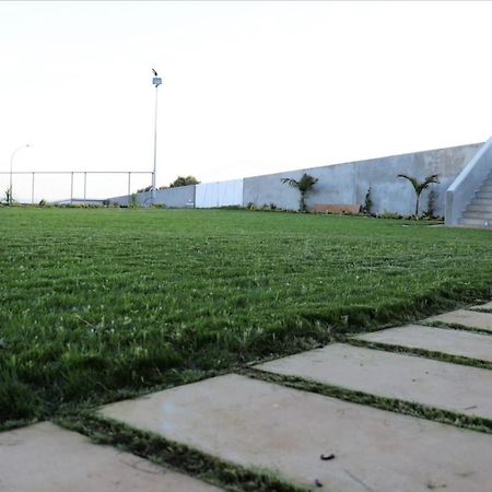 Red Cozy Stay Limassol Bagian luar foto