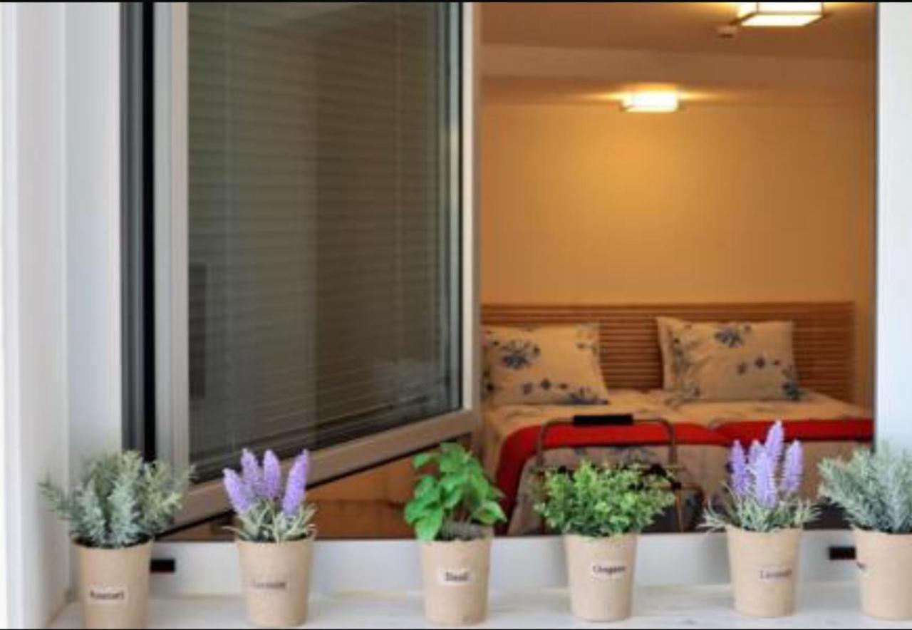 Red Cozy Stay Limassol Bagian luar foto