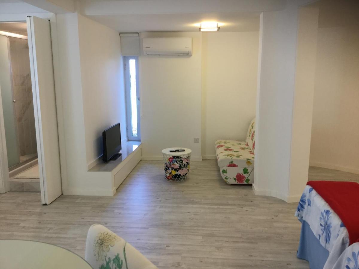 Red Cozy Stay Limassol Bagian luar foto