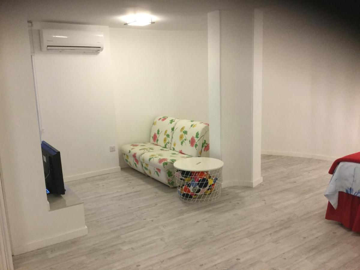 Red Cozy Stay Limassol Bagian luar foto