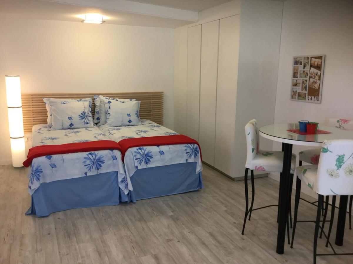 Red Cozy Stay Limassol Bagian luar foto