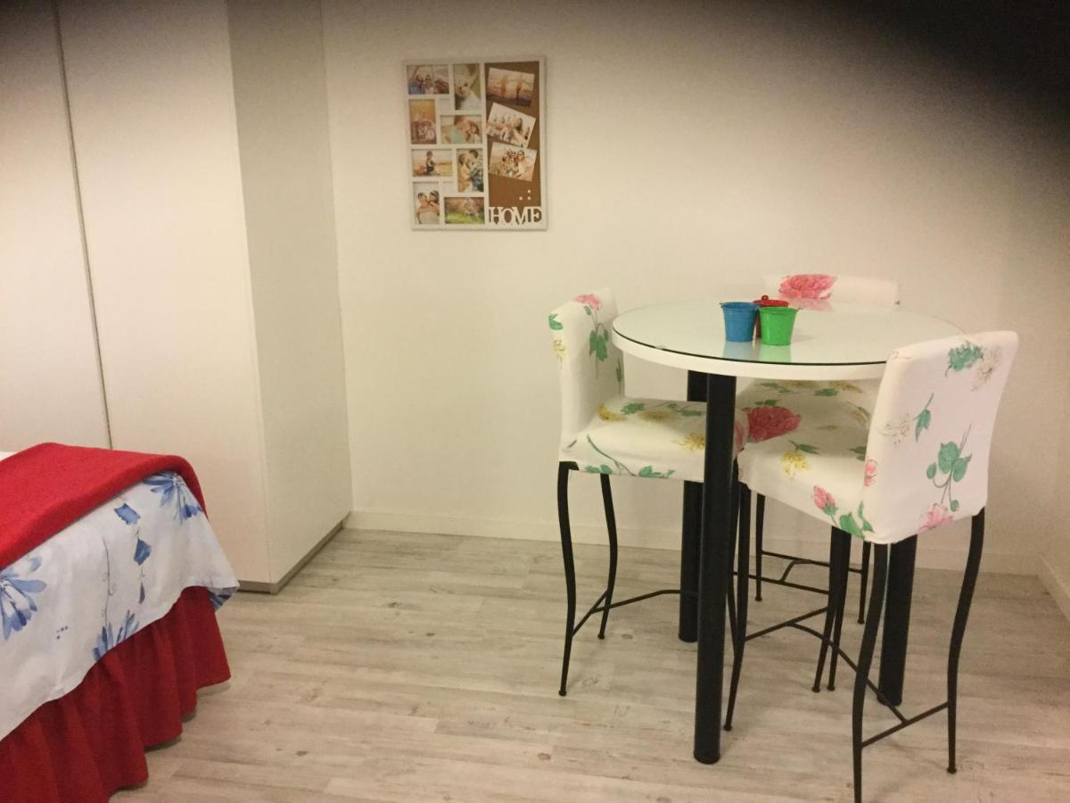 Red Cozy Stay Limassol Bagian luar foto