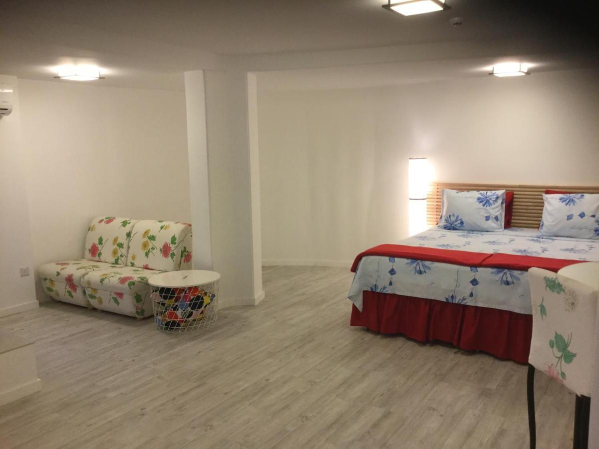 Red Cozy Stay Limassol Bagian luar foto
