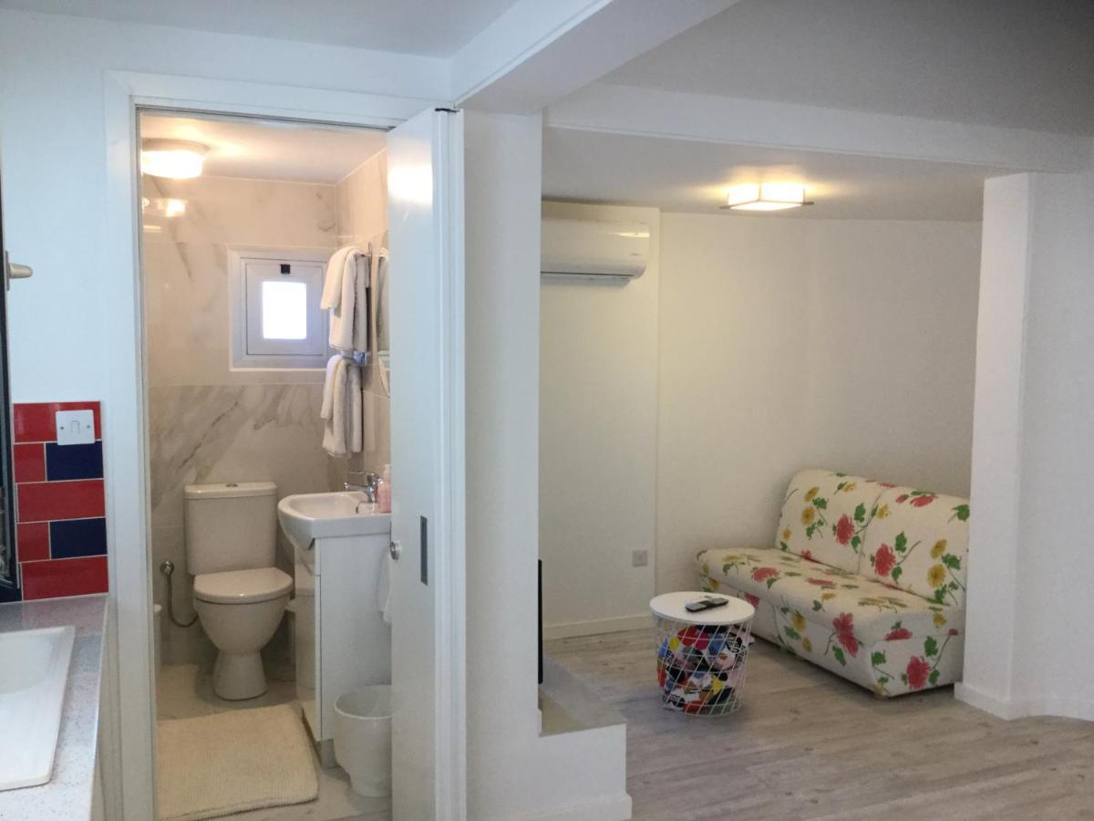 Red Cozy Stay Limassol Bagian luar foto