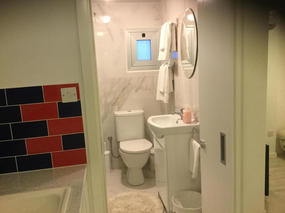 Red Cozy Stay Limassol Bagian luar foto